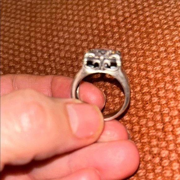 Stunning Silver Ring with Clear Gemstone - Picture 5 of 7